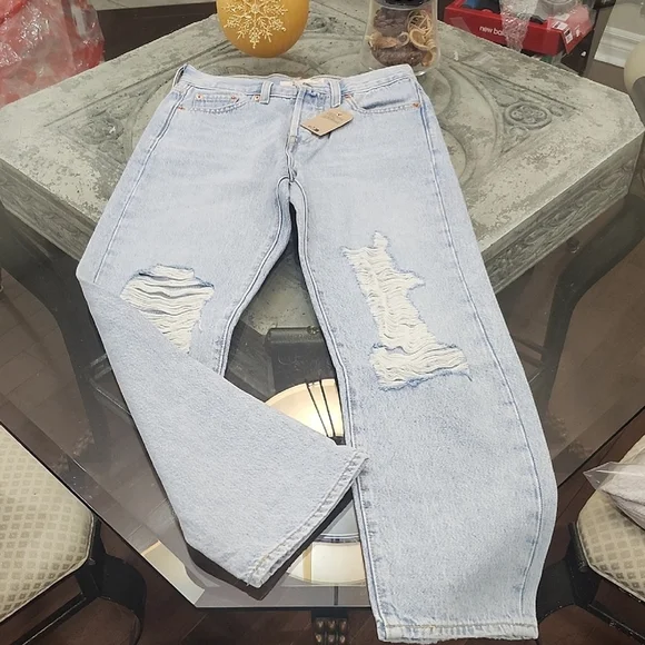 Levi's Women's Wedge Straight Light Blue Distressed Jeans New 26x28 - Picture 3 of 16